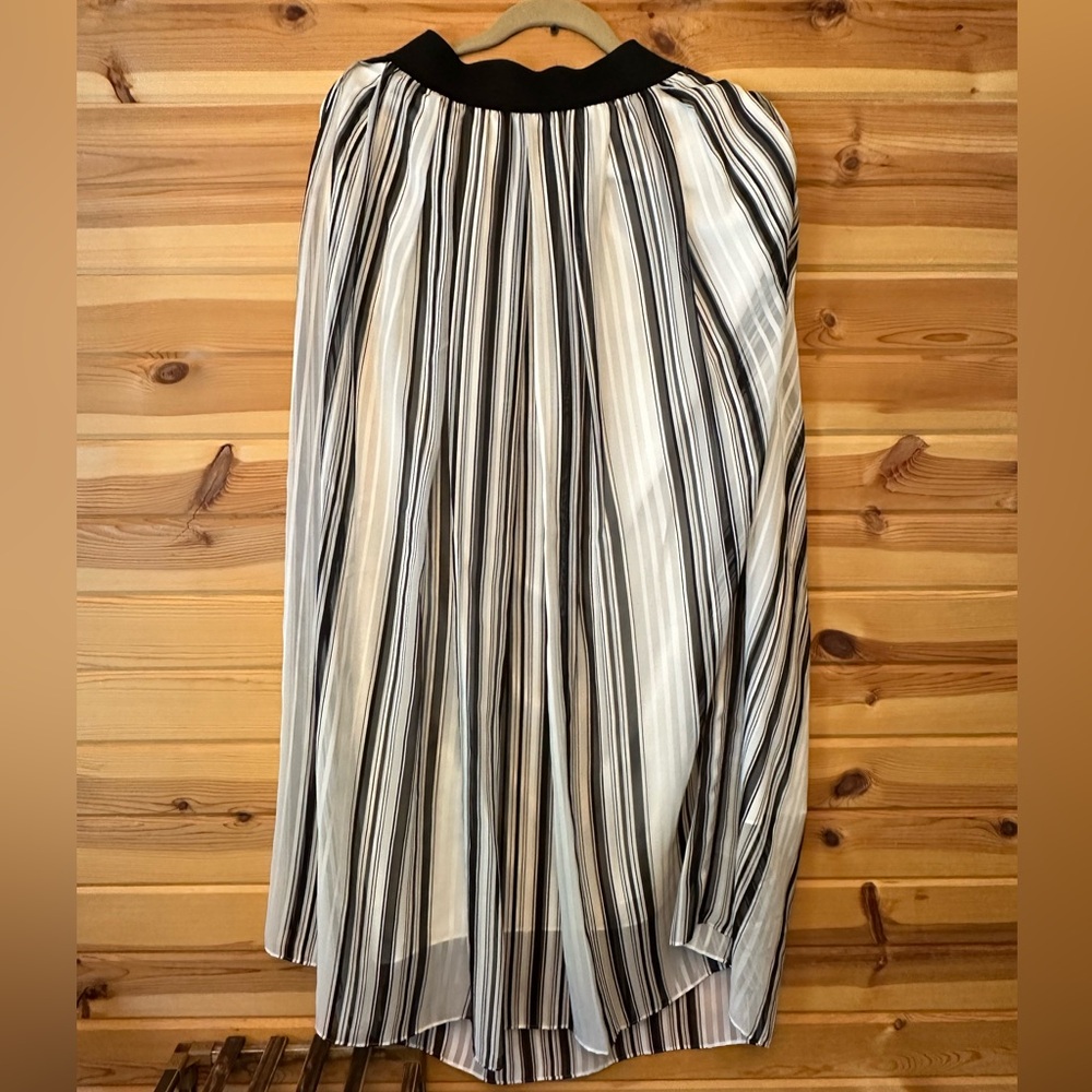 White House black market floor length skirt with pockets.